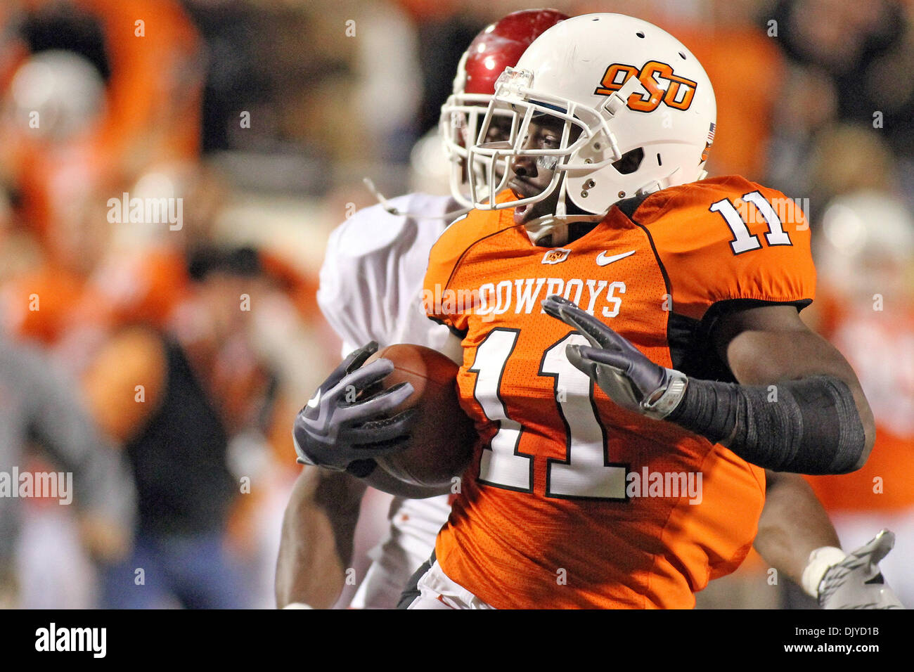 27. November 2010 - Stillwater, Oklahoma, Vereinigte Staaten von Amerika - Shaun Lewis (11) nimmt diese abfangen, den ganzen Weg zurück zum Touchdown während der Spielaktion.  Oklahoma führt Oklahoma State bei der halben 21-17 im Spiel auf Boones Pickens Stadium. (Kredit-Bild: © Fichte Derden/Southcreek Global/ZUMAPRESS.com) Stockfoto