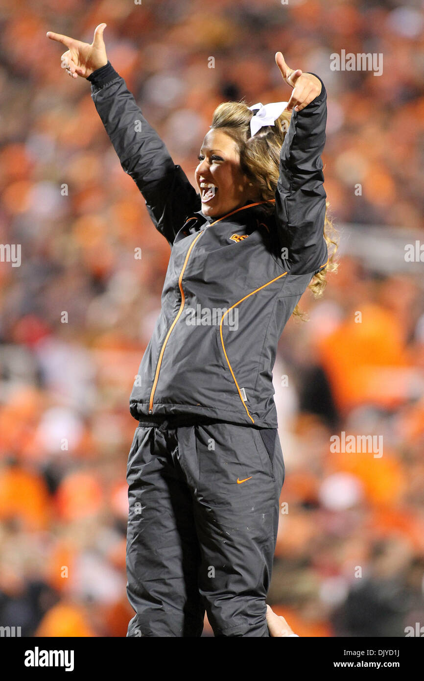 27. November 2010 - Stillwater, Oklahoma, Vereinigte Staaten von Amerika - Cheerleader während der Spielaktion.  Oklahoma Niederlagen Oklahoma State in der Schlacht Bedlam mit einem Score von 47 / 41 im Spiel auf Boones Pickens Stadium. (Kredit-Bild: © Fichte Derden/Southcreek Global/ZUMAPRESS.com) Stockfoto