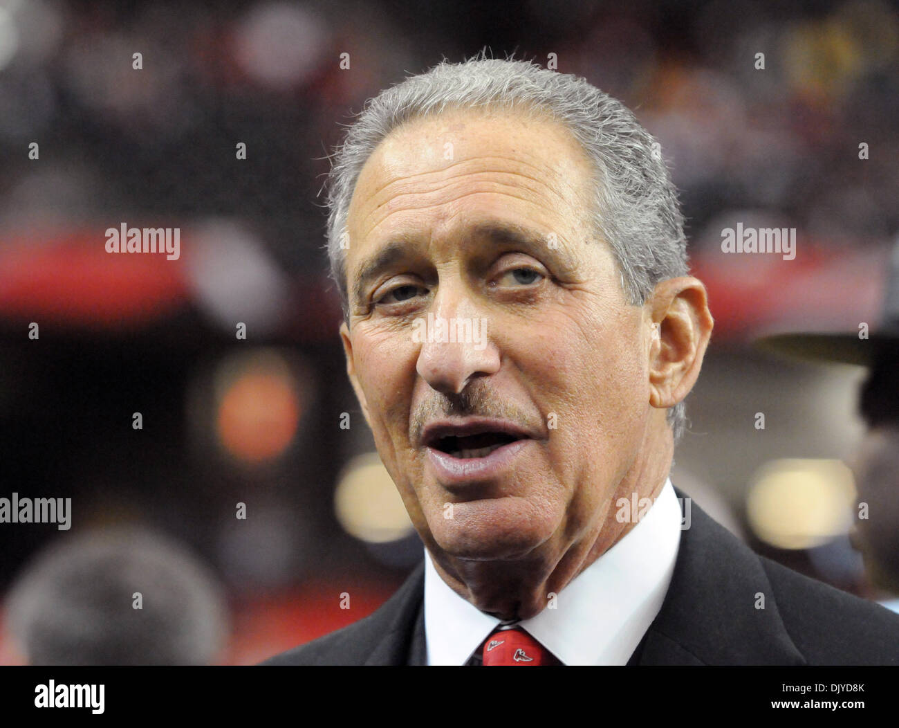 28. November 2010 - Uhren Atlanta, Georgia, USA - Atlanta Falcons Inhaber ARTHUR BLANK pregame Aktivitäten bevor die Atlanta Falcons den Green Bay Packers im Georgia Dome gehostet. Die Falken besiegt die Packers 20-17. (Kredit-Bild: © Erik Lesser/ZUMAPRESS.com) Stockfoto