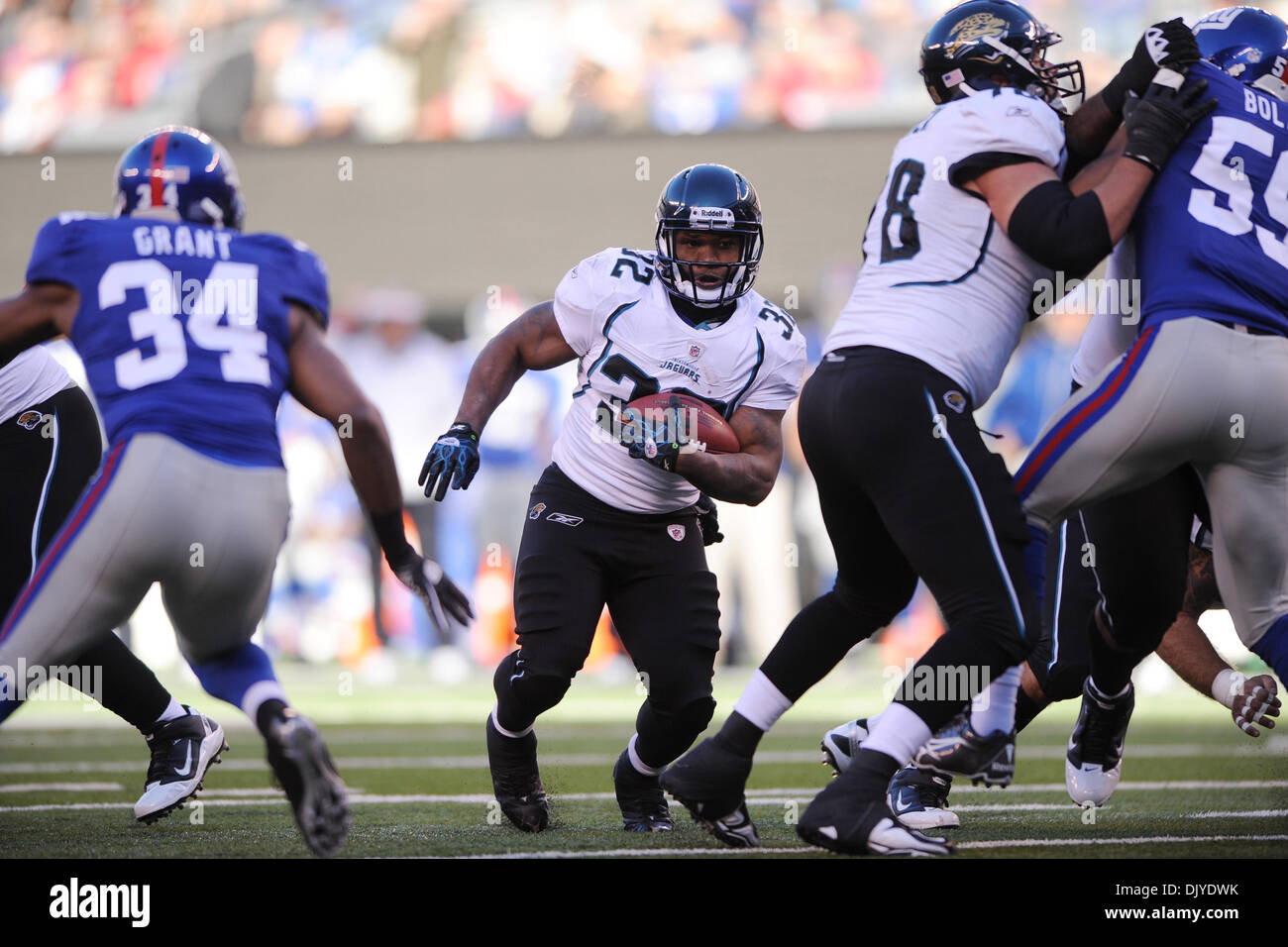 Jacksonville Jaguars Runningback Maurice Jones-Drew (32) stürzt den Ball während der ersten Hälfte der Woche 12 NFL Aktion zwischen den New York Giants und die Jacksonville Jaguars im New Meadowlands Stadium in East Rutherford, NJ Die Jaguars führen die Riesen 17-6 bei der Hälfte. (Kredit-Bild: © Willen Schneekloth/Southcreek Global/ZUMAPRESS.com) Stockfoto