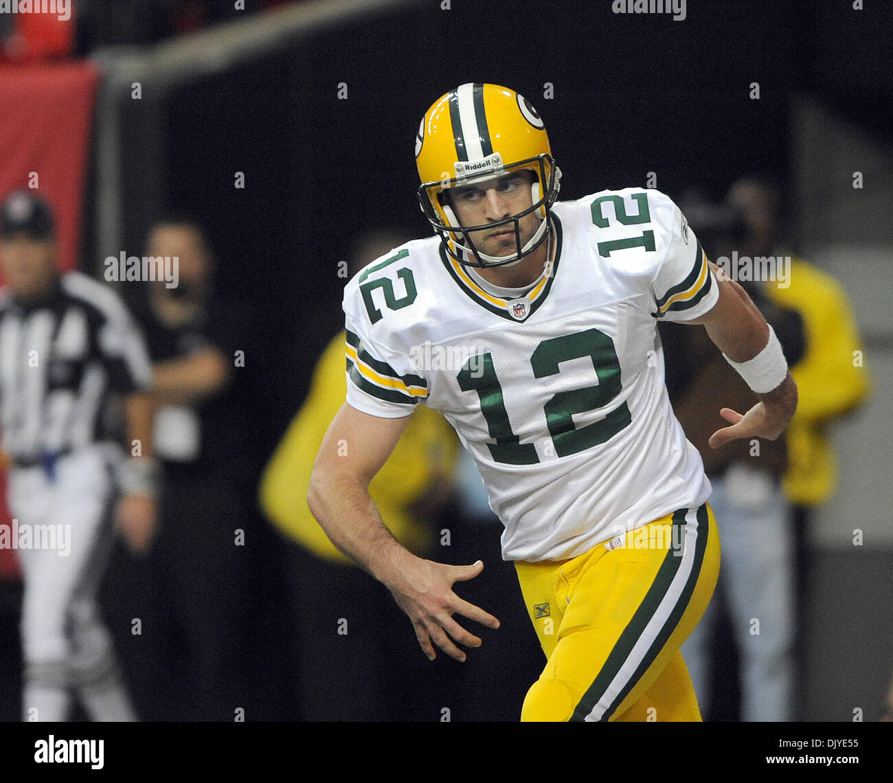 28. November 2010 - Atlanta, Georgia, USA - Green Bay Packers quarterback AARON RODGERS (#12) läuft aus der Endzone nach seinem Tor gegen die Atlanta Falcons im Georgia Dome. Die Falken besiegt die Packers 20-17. (Kredit-Bild: © Erik Lesser/ZUMAPRESS.com) Stockfoto