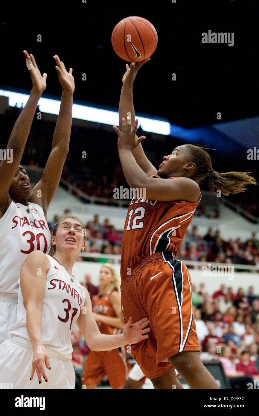 28. November 2010 - Stanford, Kalifornien, Vereinigte Staaten von Amerika - Texas Schutz Yvonne Anderson (#12) schießt den Ball gegen Stanford vorwärts Nnemkadi Ogwumike (#30) und Stanford Guard Toni Kokenis (#31). Stanford besiegte Texas 93-78 um Maples Pavillon. (Kredit-Bild: © Kelly Cox/Southcreek Global/ZUMAPRESS.com) Stockfoto