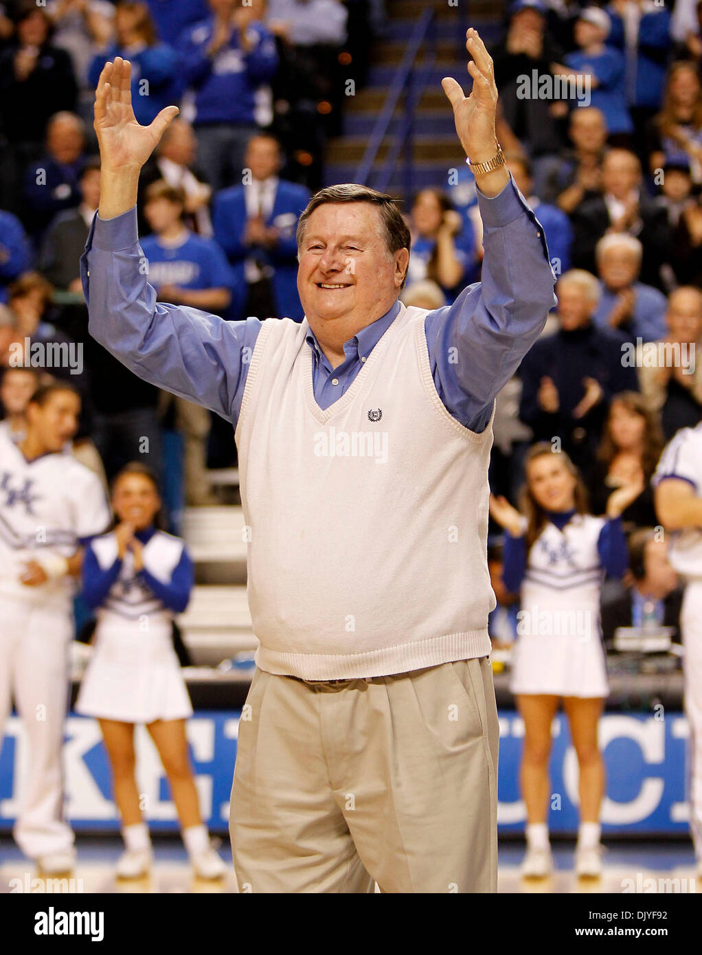 30. November 2010 ausgeschrieben - Lexington, Kentucky, USA - ehemalige Kentucky Trainer Joe B. Hall '' Y'' von Kentucky als er seinem 82. Geburtstag gefeiert, wie Kentucky Boston University 91-57 am Dienstag, 30. November 2010 in Lexington, Kentucky besiegt Foto: Mark Cornelison | Personal. (Kredit-Bild: © Lexington Herald-Leader/ZUMAPRESS.com) Stockfoto