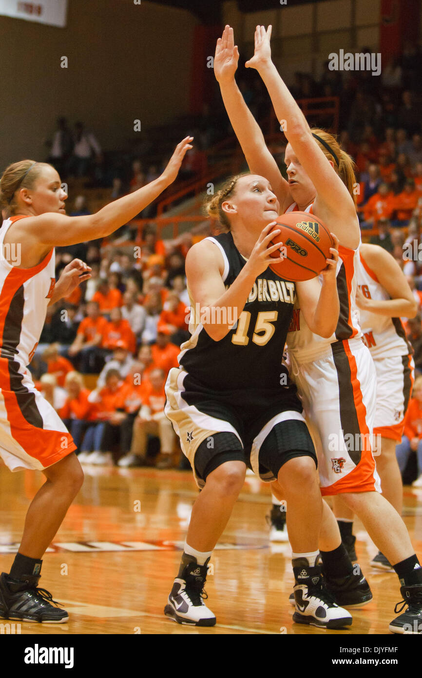 1. Dezember 2010 - Bowling Green, Ohio, Vereinigte Staaten von Amerika - Vanderbilt vorwärts Hannah Tuomi (#15) sammelt sich zu setzen, ein Schuss über Bowling Green Verteidiger Danielle Havel (#42) und Tracy Pontius (#5) während der zweiten Hälfte Spielaktion.  Bowling Green verärgert Vanderbilt (23/23) 79 68 in historischen Anderson Arena in Bowling Green, Ohio. (Kredit-Bild: © Scott Grau/Southcreek Global/ZU Stockfoto