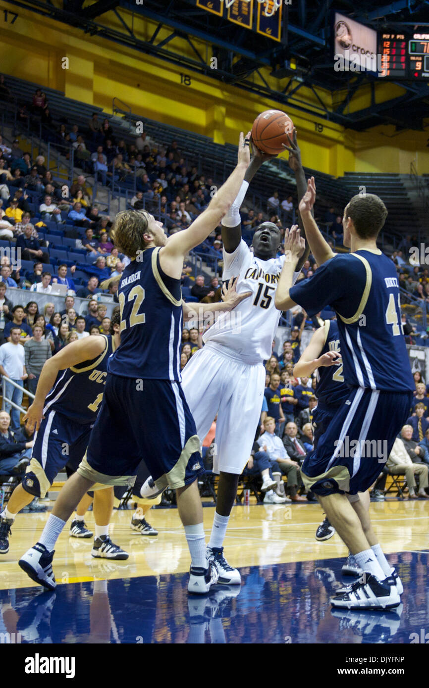 1. Dezember 2010 - Berkeley, California, Vereinigte Staaten von Amerika - California Golden Bears vorwärts Bak Bak (15) wirft ein Schuss während des NCAA-Spiels zwischen der UC Davis Aggies und die California Golden Bears im Haas-Pavillon.  Cal schlagen die besuchenden Aggies 74-62. (Kredit-Bild: © Matt Cohen/Southcreek Global/ZUMAPRESS.com) Stockfoto