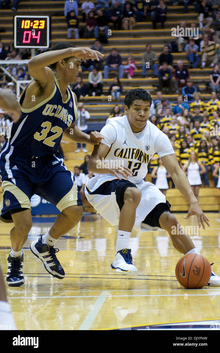 1. Dezember 2010 - Berkeley, California, Vereinigte Staaten von Amerika - UC Davis Aggies bewachen Ryan Sypkens (32) wachen California Golden Bears Guard Brandon Smith (12) während der NCAA Spiel zwischen der UC Davis Aggies und die California Golden Bears im Haas-Pavillon.  Cal schlagen die besuchenden Aggies 74-62. (Kredit-Bild: © Matt Cohen/Southcreek Global/ZUMAPRESS.com) Stockfoto