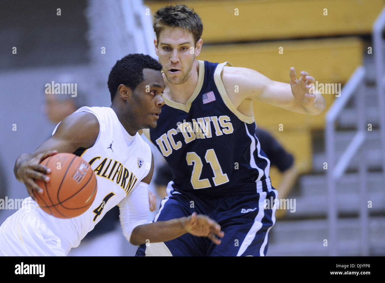 1. Dezember 2010 - Berkeley, California, Vereinigte Staaten von Amerika - California Golden Bears bewachen Gary Franklin (4) Laufwerke von UC Davis Aggies Guard Eddie Miller (21) während der NCAA Spiel zwischen der UC Davis Aggies und die California Golden Bears im Haas-Pavillon.  Cal schlagen die besuchenden Aggies 74-62. (Kredit-Bild: © Matt Cohen/Southcreek Global/ZUMAPRESS.com) Stockfoto