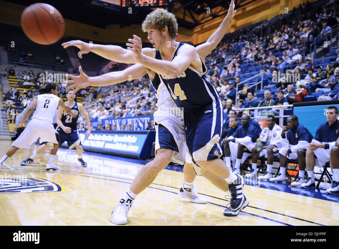 1. Dezember 2010 Peitschen - Berkeley, California, Vereinigte Staaten von Amerika - UC Davis Aggies vorwärts Alex Tiffin (34) einen Pass in die Farbe während des NCAA-Spiels zwischen der UC Davis Aggies und die California Golden Bears im Haas-Pavillon.  Cal schlagen die besuchenden Aggies 74-62. (Kredit-Bild: © Matt Cohen/Southcreek Global/ZUMAPRESS.com) Stockfoto