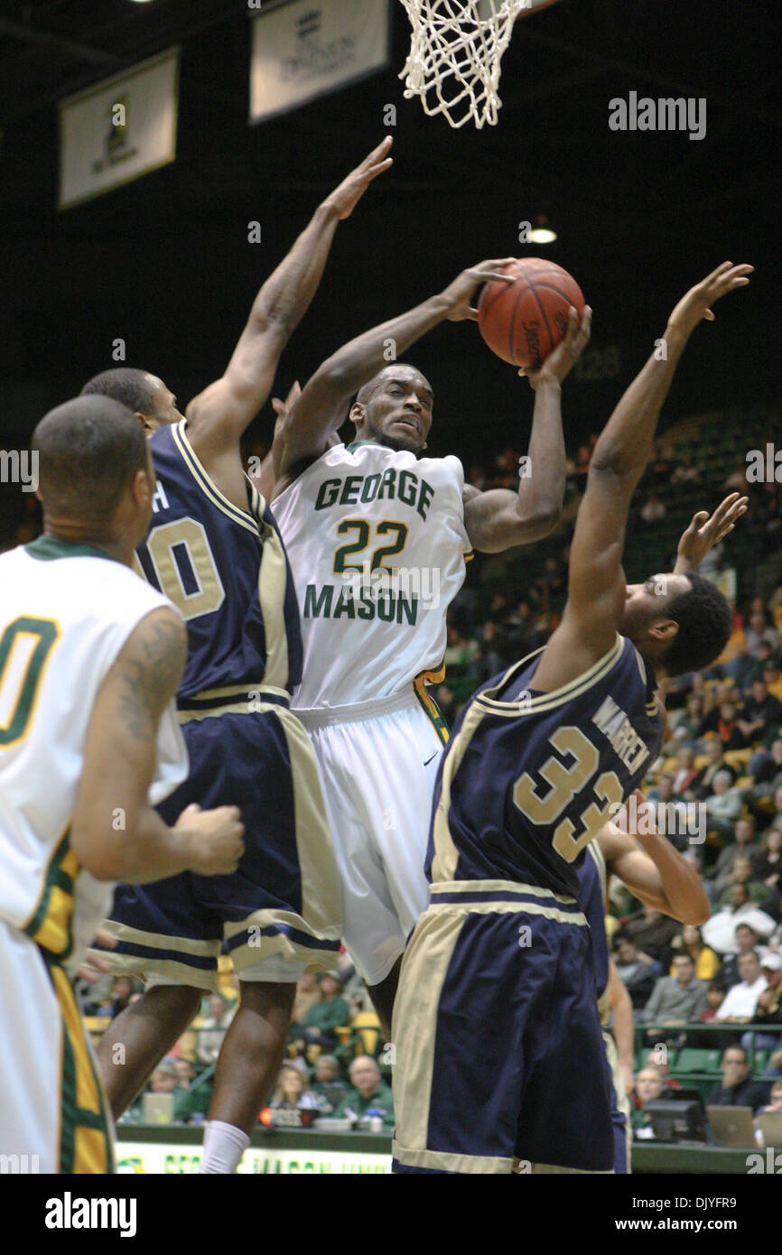 1. Dezember 2010 ist von George Washington Universität Daymon Warren #33 und Michael Conward (10) an der Patriot Center - Fairfax, Virginia, Vereinigte Staaten von Amerika - George Mason University nach vorn Mike Morrison (22) verteidigt. George Mason besiegt George Washington 60-46. (Kredit-Bild: © Charles Barner/Southcreek Global/ZUMAPRESS.com) Stockfoto