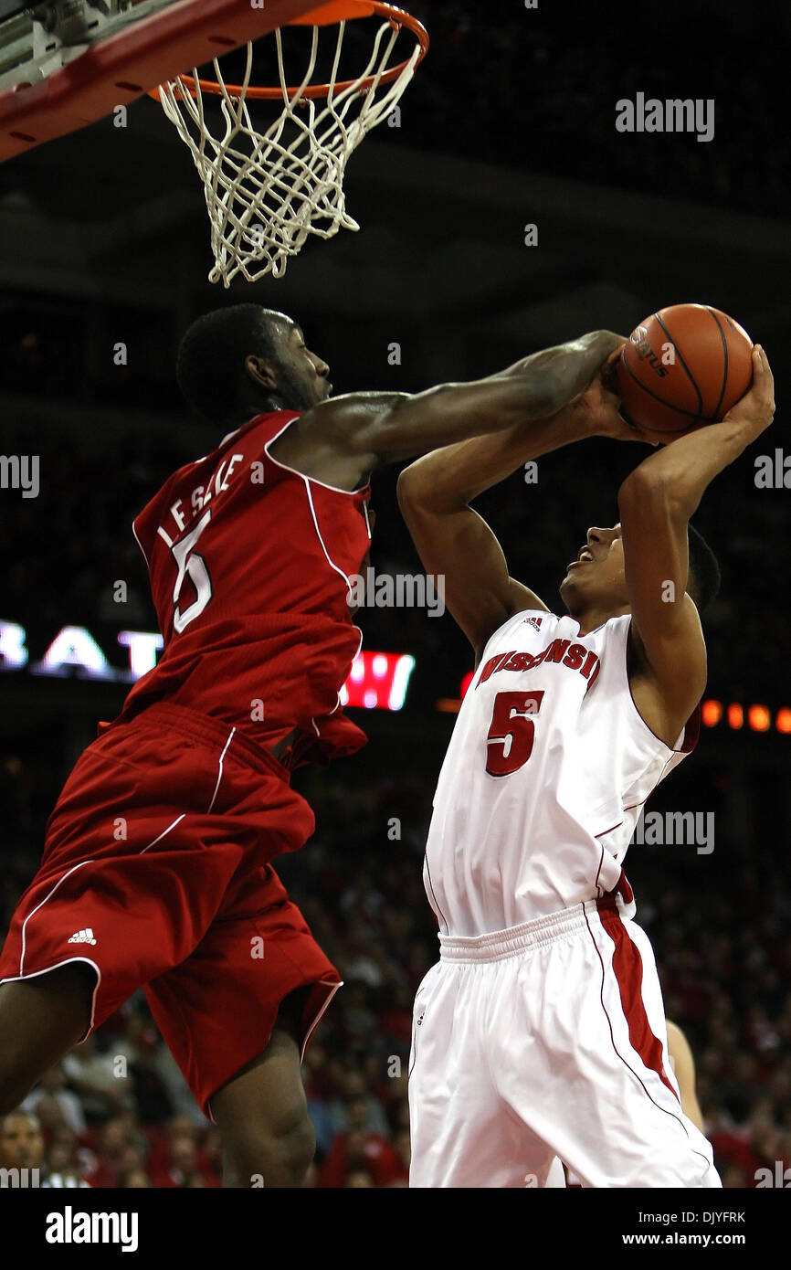 1. Dezember 2010 Wisconsin - Madison, Wisconsin, Vereinigte Staaten von Amerika - Guard/Forward Ryan Evans (5) wird auf das Spiel im ersten Halbjahr Aktion gefoult. Zur Halbzeit der ACC/Big Ten Challenge Wisconsin führt North Carolina State 44-21 at Kohl Center in Madison, Wisconsin. (Kredit-Bild: © John Fisher/Southcreek Global/ZUMAPRESS.com) Stockfoto