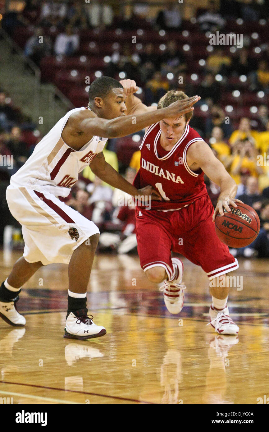 1. Dezember 2010 - Chestnut Hill, Massachusetts, fährt Vereinigte Staaten von Amerika - nach Diebstahl der Basketball aus Boston College Indiana Hoosiers Wächter Jordan Hüllen (1) Basketball Boston College Eagles Wächter Gabriel Moton (4) für schnelle zwei Punkte in der zweiten Periode des Spiels vorbei.  Boston College besiegt die Indiana Hoosiers 88 - 76. (Kredit-Bild: © Mark Box/So Stockfoto