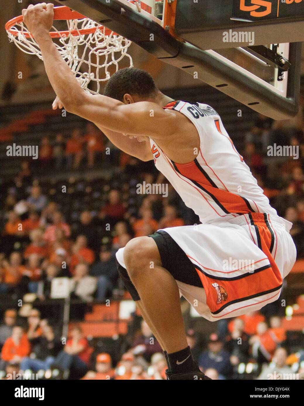 1. Dezember 2010 - Corvallis, Oregon, Vereinigte Staaten von Amerika - Oregon State Sophomore G Jared Cunningham (1) mit einem reverse Dunk in der ersten Hälfte des Spiels im Gill Coliseum in Corvallis, Oregon.  Oregon State führen Utah Valley 33 bis 26. (Kredit-Bild: © Mike Albright/Southcreek Global/ZUMAPRESS.com) Stockfoto