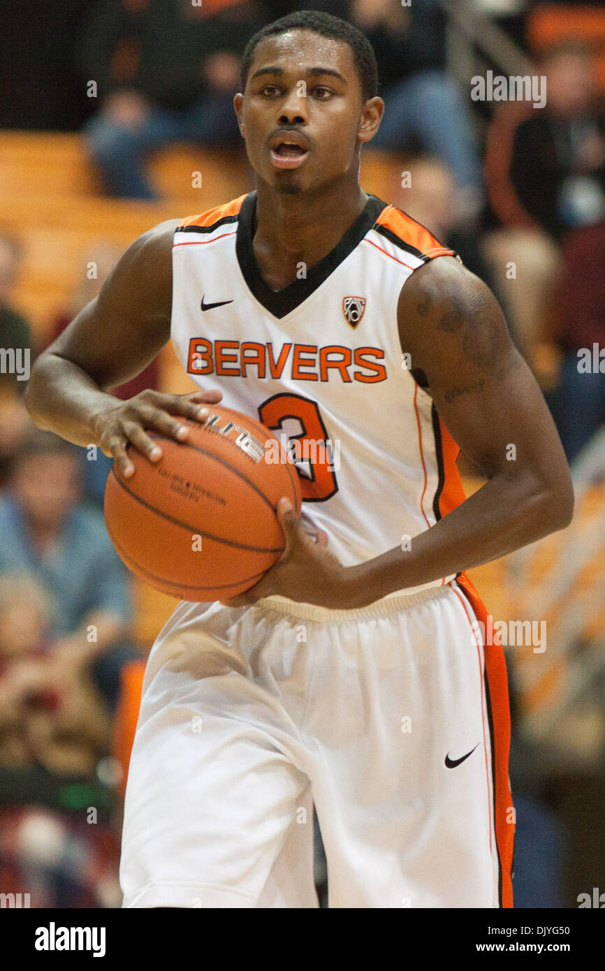 1. Dezember 2010 - Corvallis, Oregon, Vereinigte Staaten von Amerika - Oregon State Freshman G Ahmad Starks (3) entscheidet, wo dem Ball in der ersten Hälfte des Spiels im Gill Coliseum in Corvallis, Oregon verteilen.  Oregon State führen Utah Valley 33 bis 26. (Kredit-Bild: © Mike Albright/Southcreek Global/ZUMAPRESS.com) Stockfoto