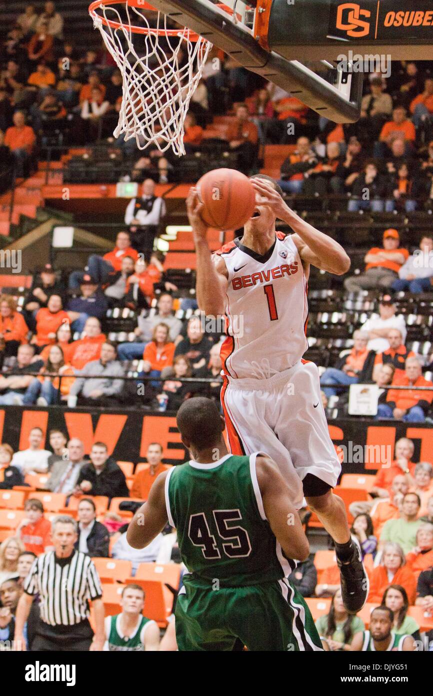 1. Dezember 2010 - Corvallis, Oregon, Vereinigte Staaten von Amerika - Oregon State Sophomore G Jared Cunningham (1) schwimmt über Utah Valley Senior F Justin Baker (45) in der ersten Hälfte des Spiels im Gill Coliseum in Corvallis, Oregon.  Oregon State führen Utah Valley 33 bis 26. (Kredit-Bild: © Mike Albright/Southcreek Global/ZUMAPRESS.com) Stockfoto