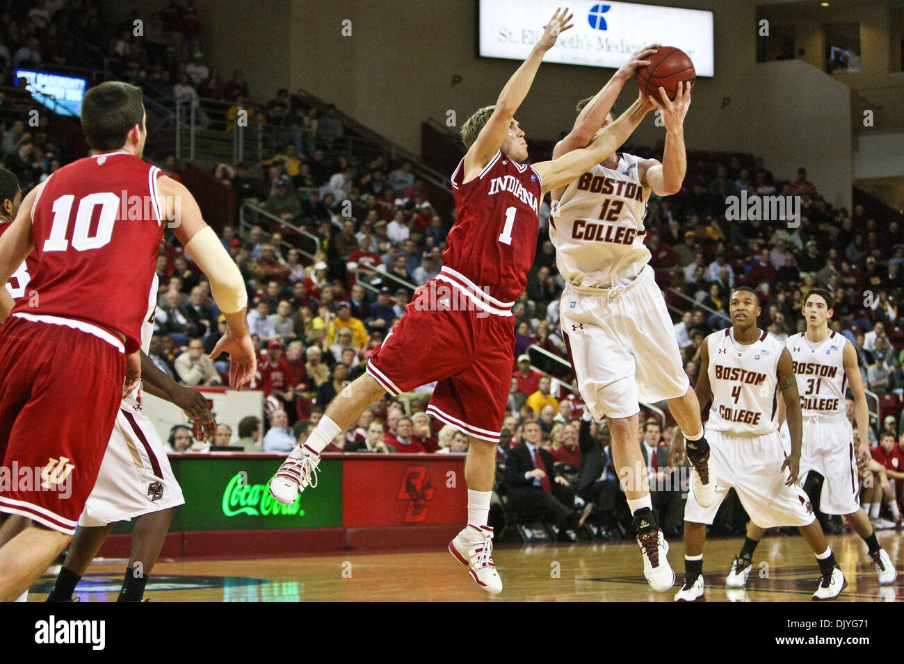 1. Dezember 2010 - Chestnut Hill, Massachusetts, bewachen Vereinigte Staaten von Amerika - Indiana Hoosiers Jordan Hüllen (1) erreicht in zum Mitnehmen der Basketball vom Boston College Eagles vorwärts Joe Trapani (12) in der zweiten Phase des Spiels.  Boston College besiegt die Indiana Hoosiers 88 - 76. (Kredit-Bild: © Mark Box/Southcreek Global/ZUMAPRESS.com) Stockfoto