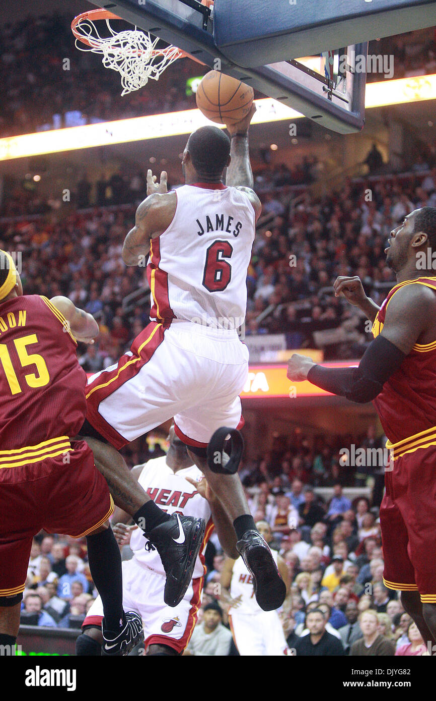 2. Dezember 2010 Antriebe - Cleveland, OH, USA - Miami Heat LeBron James in ein reverse Layup gegen sein altes Team die Cleveland Cavaliers.  (Kredit-Bild: © Damon Higgins/Palm Beach Post/ZUMAPRESS.com) Stockfoto