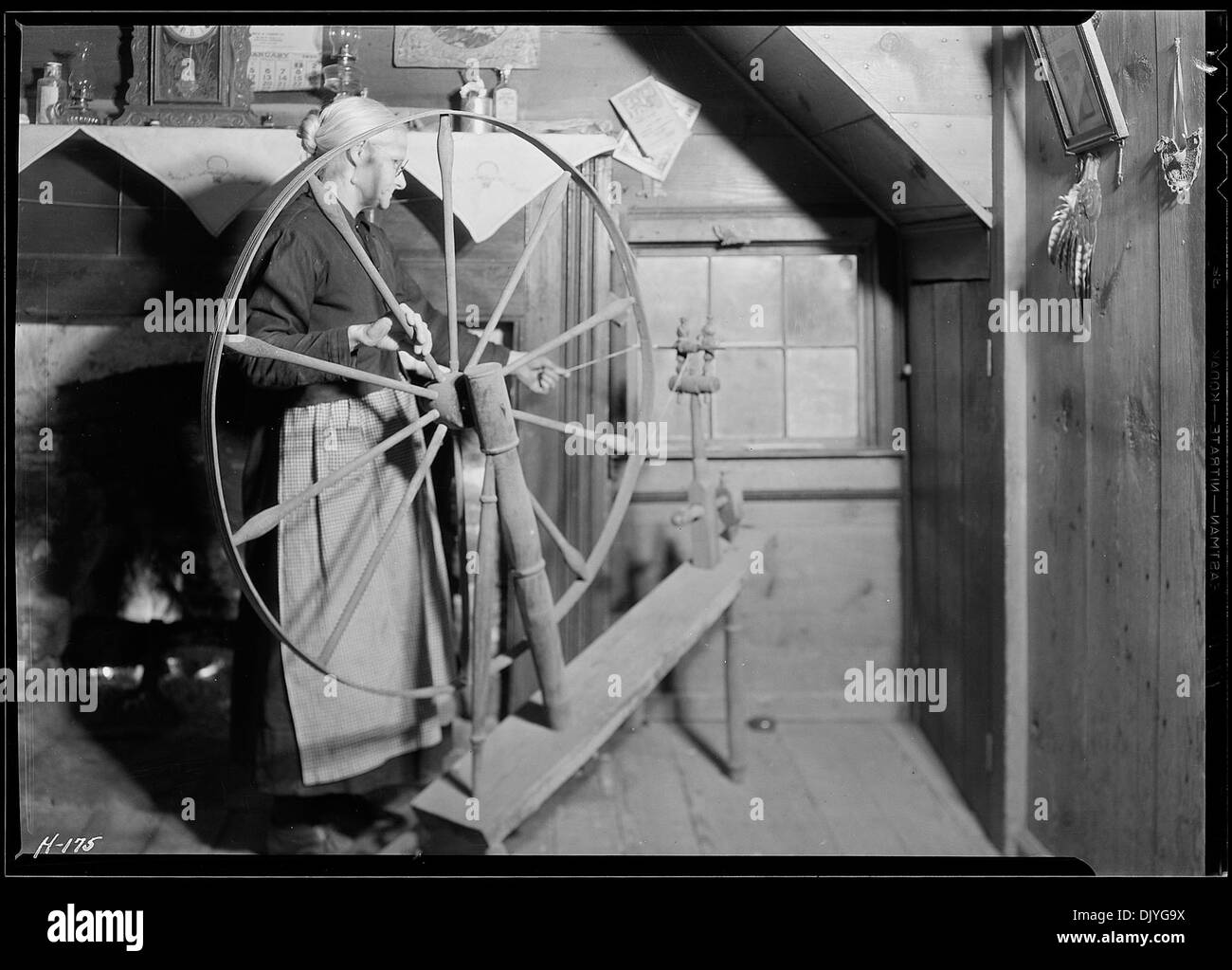 Dieses Foto zeigt Mrs. Jacob Stooksbury aus Loyston, Tennessee, an ihrem drehenden Rad und hält einen Moment traditioneller Handwerkskunst während des frühen 20. Jahrhunderts fest. Stockfoto