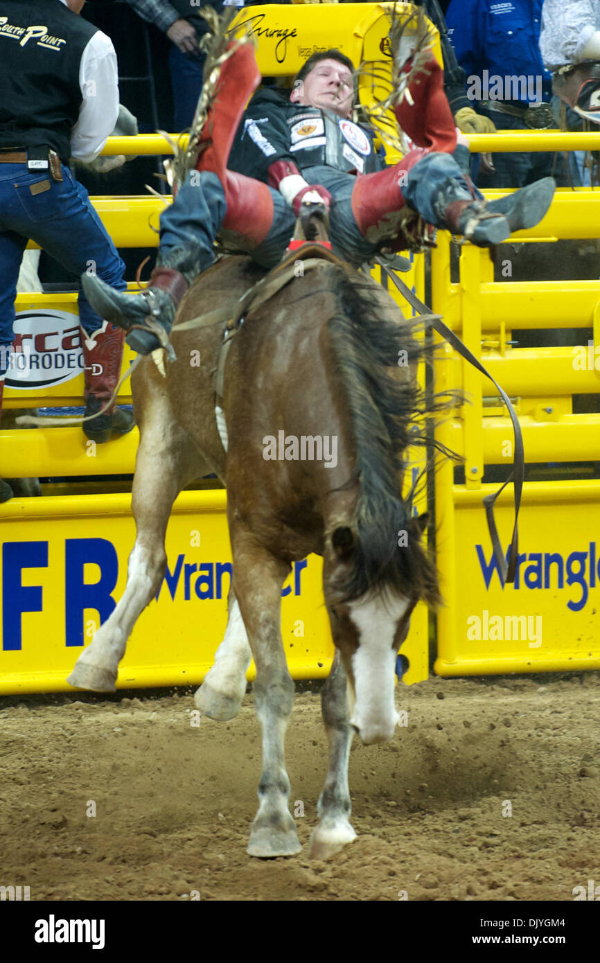 2. Dezember 2010 - Las Vegas, Nevada, Vereinigte Staaten von Amerika - Bareback Reiter Justin McDaniel Porum, OK fährt Multi-CHem Pinball Wizard für eine Punktzahl von 80,50 während der ersten Go-Round in 2010 Wrangler National Finals Rodeo bei Thomas & Mack Center. (Kredit-Bild: © Matt Cohen/Southcreek Global/ZUMAPRESS.com) Stockfoto