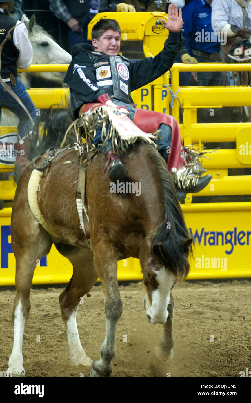 2. Dezember 2010 - Las Vegas, Nevada, Vereinigte Staaten von Amerika - Bareback Reiter Justin McDaniel Porum, OK fährt Multi-CHem Pinball Wizard für eine Punktzahl von 80,50 während der ersten Go-Round in 2010 Wrangler National Finals Rodeo bei Thomas & Mack Center. (Kredit-Bild: © Matt Cohen/Southcreek Global/ZUMAPRESS.com) Stockfoto