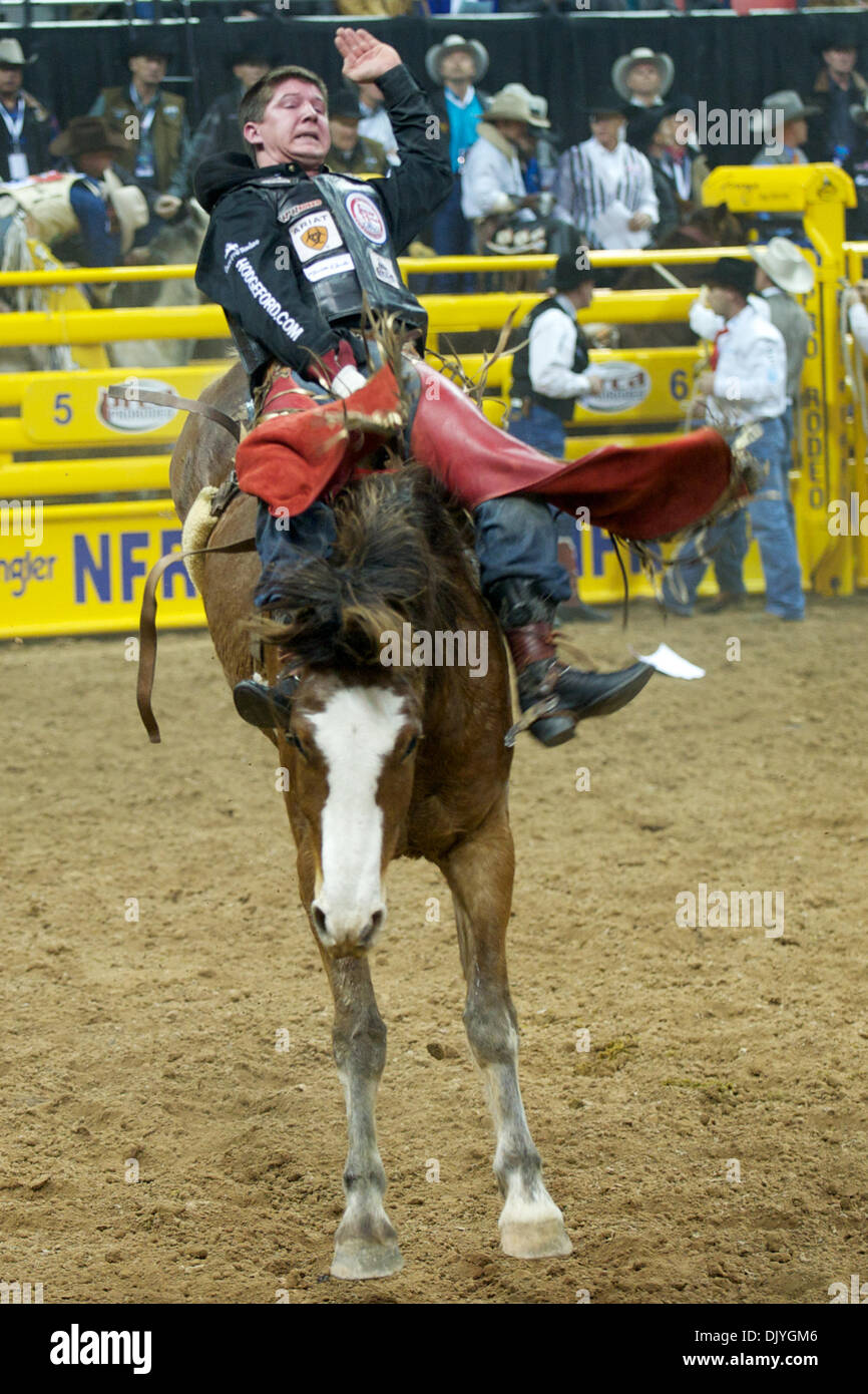 2. Dezember 2010 - Las Vegas, Nevada, Vereinigte Staaten von Amerika - Bareback Reiter Justin McDaniel Porum, OK fährt Multi-CHem Pinball Wizard für eine Punktzahl von 80,50 während der ersten Go-Round in 2010 Wrangler National Finals Rodeo bei Thomas & Mack Center. (Kredit-Bild: © Matt Cohen/Southcreek Global/ZUMAPRESS.com) Stockfoto