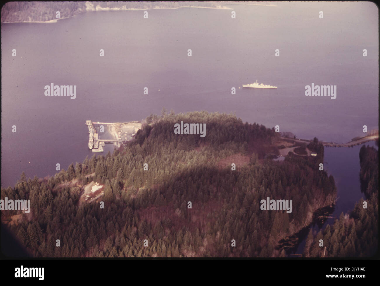 LUFTBILD SUCHEN NORDWESTLICH VON DER MARINE BANGOR ANHANG HOOD CANAL WATERFRONT. DAS KLEINE BOOT UMSCHLAGANLAGE IST... 556924 Stockfoto