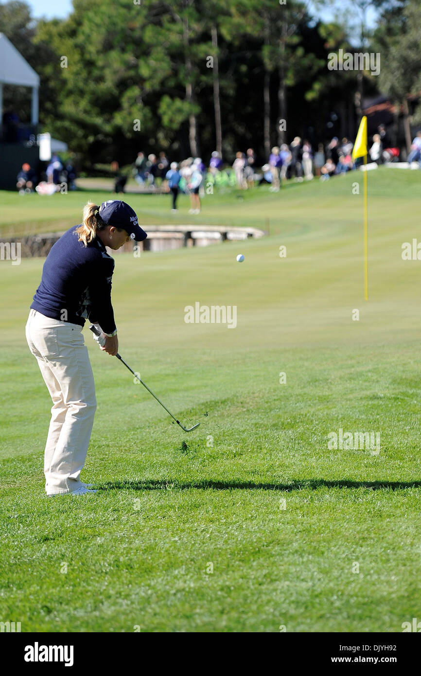 2. Dezember 2010 chips - Orlando, Florida, Vereinigte Staaten von Amerika - Christie Kerr auf das Grün in ersten Runde Aktion bei der LPGA Tour Championship im Grand Cypress Golf Club in Orlando, Kerr Haushaltsrede T-8 bei -1. (Kredit-Bild: © Brad Barr/Southcreek Global/ZUMAPRESS.com) Stockfoto