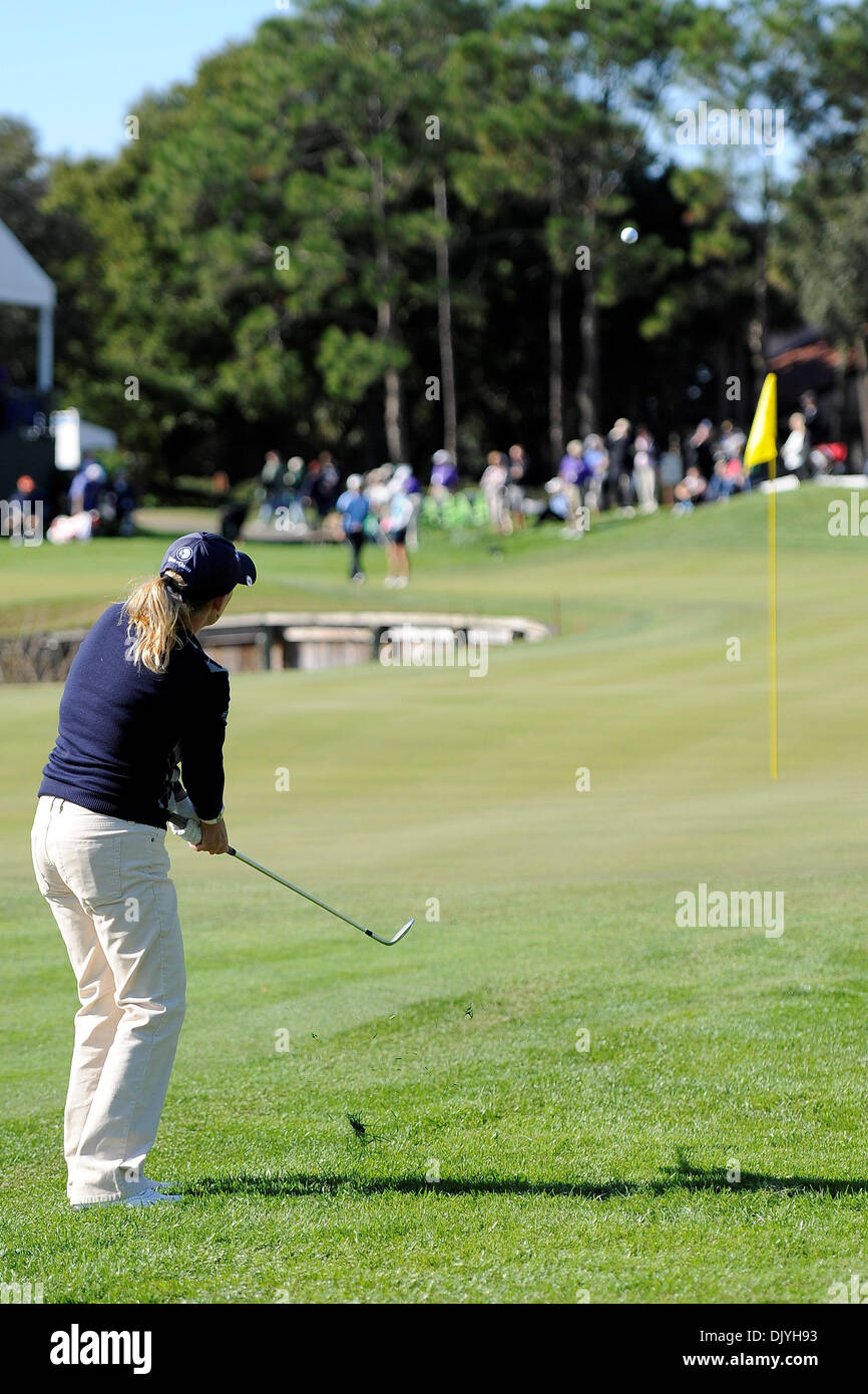 2. Dezember 2010 chips - Orlando, Florida, Vereinigte Staaten von Amerika - Christie Kerr auf das Grün in ersten Runde Aktion bei der LPGA Tour Championship im Grand Cypress Golf Club in Orlando, Kerr Haushaltsrede T-8 bei -1. (Kredit-Bild: © Brad Barr/Southcreek Global/ZUMAPRESS.com) Stockfoto