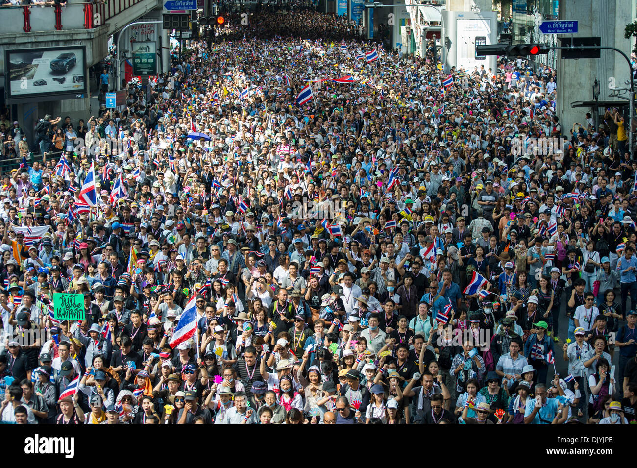 Bangkok, Thailand. 1. Dezember 2013. Anti-Regierungs-Demonstranten außerhalb der Royal Thai Police Headquarters zeigen und Fragen Sie die Polizei zu kommen und sich ihnen anzuschließen. Bildnachweis: Christopher Riddler/Alamy Live-Nachrichten Stockfoto