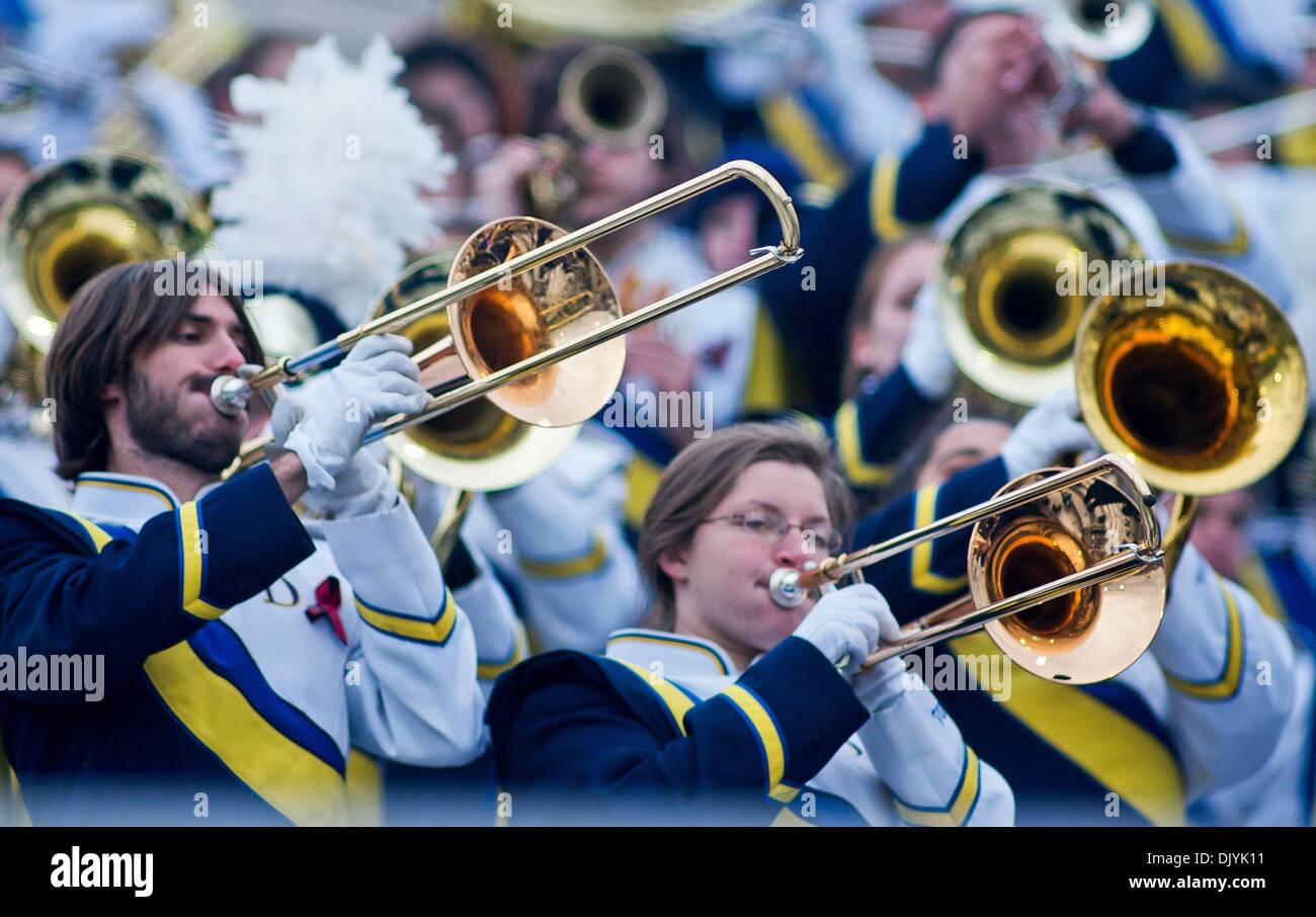 4. Dezember 2010 - Newark, Delaware, Vereinigte Staaten von Amerika - Delaware Marching Band nach Tommy Crosby fängt eine für 38-Yard TOUCHDOWN DELAWARE mit 10:09 Uhr Delaware hinterlassen führt 28-13. Nr. 5 Delaware Niederlagen Nr. 18 Lehigh 42-20 eine rege am Samstagnachmittag im Stadion von Delaware in Newark Delaware... Delaware wird New Hampshire in der NCAA-Viertelfinale Gesicht. (Kredit-Bild: © Stockfoto