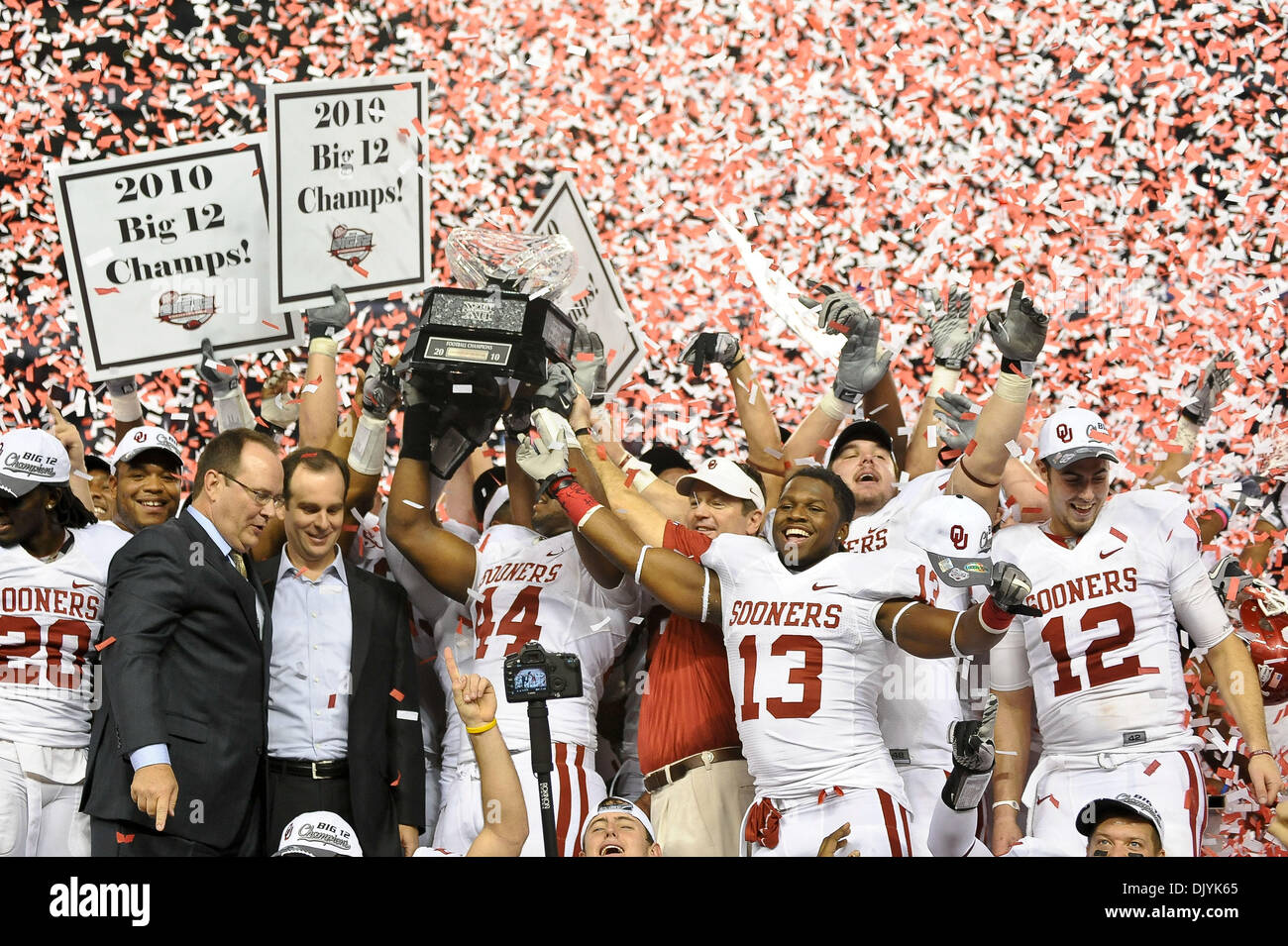 4. Dezember 2010 - Arlington, Texas, Vereinigte Staaten von Amerika - The Oklahoma Sooners feiern ihren Sieg nach dem Big 12 Championship-Spiel zwischen der University of Oklahoma und der University of Nebraska. #9 Sooners besiegte die #13 Schälmaschinen 23-20 im Cowboys Stadium in Arlington, Texas. (Kredit-Bild: © Jerome Miron/Southcreek Global/ZUMAPRESS.com) Stockfoto