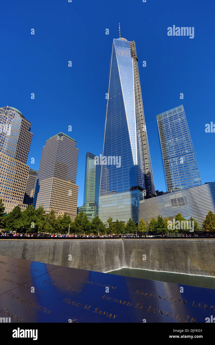 One World Trade Center (WTC 1) Gebäude und das National September 11 Memorial für den 9/11 World Trade Center-Anschlag, New Yor Stockfoto