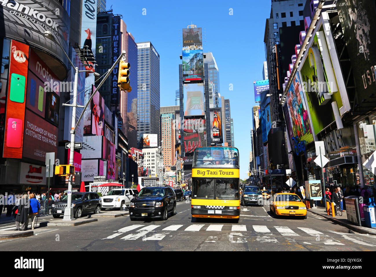 Gelbe Taxis am Times Square, New York. Amerika Stockfoto