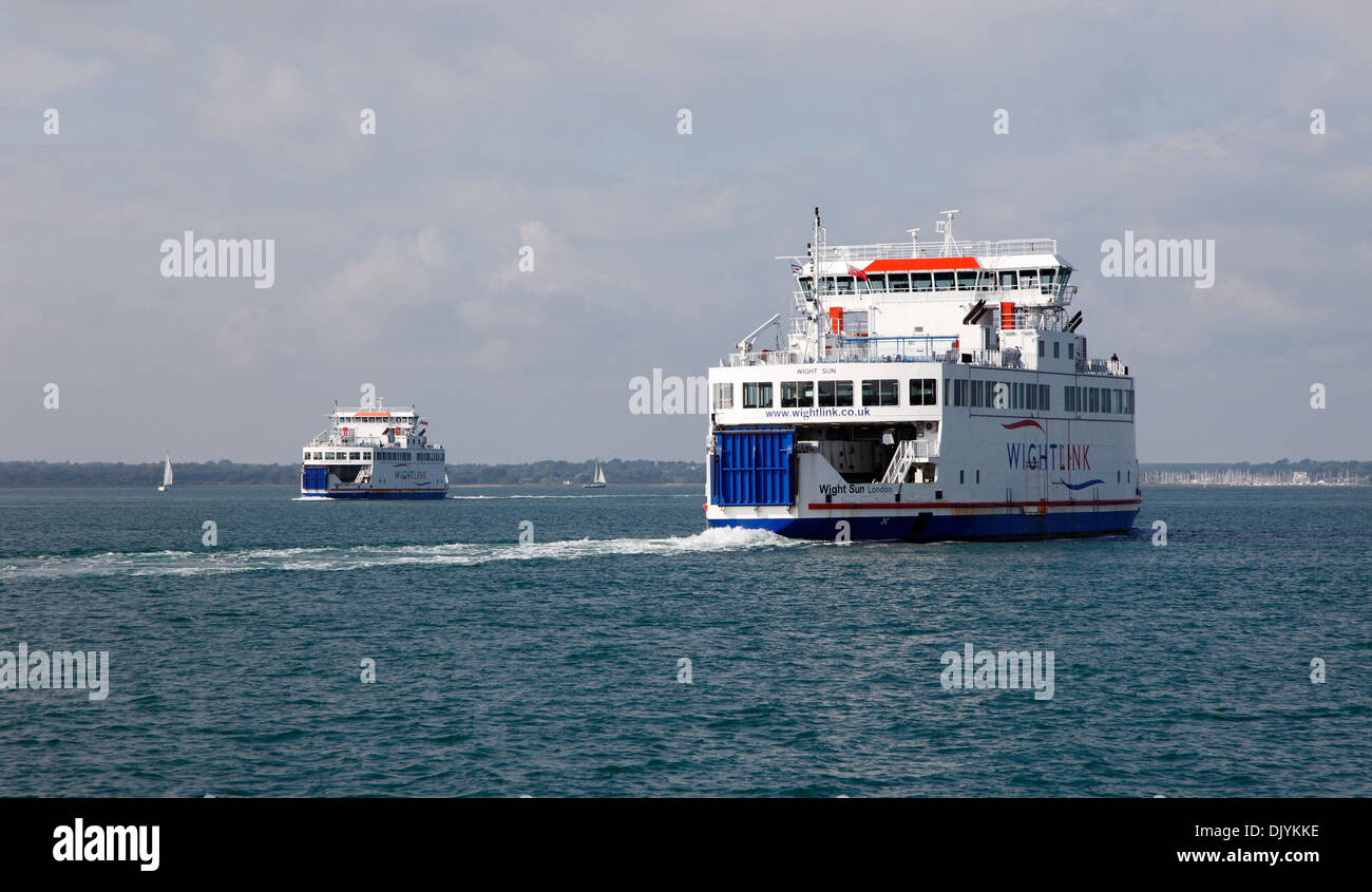 Wight Sonne Auto- und Personenfähre mit Light Wight Fähre im Hintergrund Yarmouth Isle Of Wight Hampshire England Stockfoto