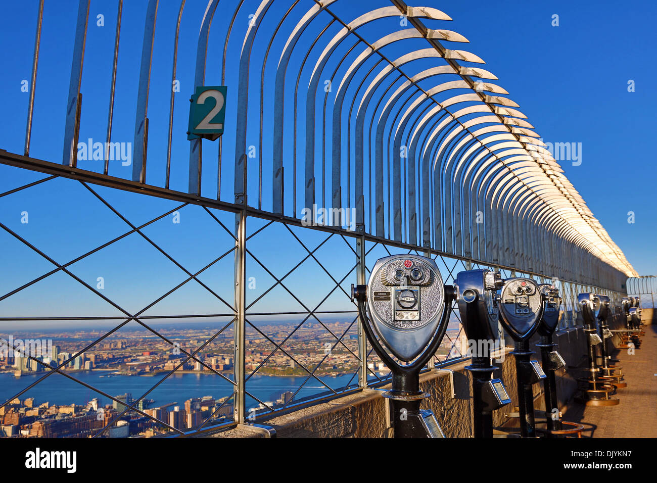 New York Manhattan Stadt Skyline und Turm Viewer Teleskop Fernglas auf der Aussichtsplattform Empire State Building Observatory, New Stockfoto