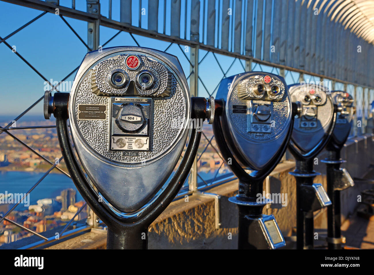 New York Manhattan Stadt Skyline und Turm Viewer Teleskop Fernglas auf der Aussichtsplattform Empire State Building Observatory, New Stockfoto