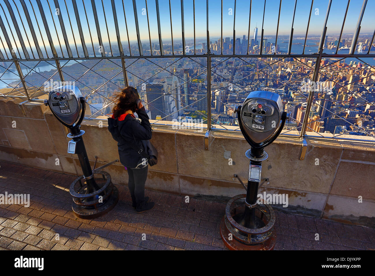 New York Manhattan Stadt Skyline und Turm Viewer Teleskop Fernglas auf der Aussichtsplattform Empire State Building Observatory, New Stockfoto