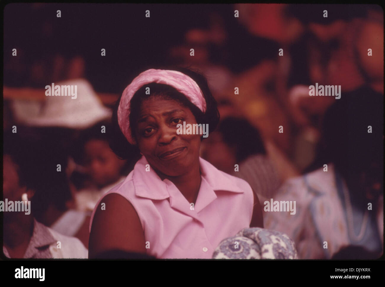 Dieses Bild zeigt eine schwarze Frau aus Chicago, die die afroamerikanische Gemeinschaft in der Geschichte und Kultur der Stadt während einer bedeutenden Periode repräsentiert. Stockfoto