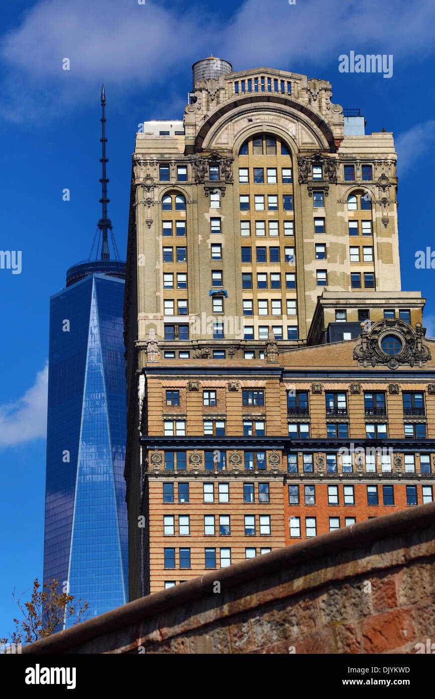 Alte traditionelle und neue Gebäude einschließlich One World Trade Center (1 WTC), New York. Amerika Stockfoto