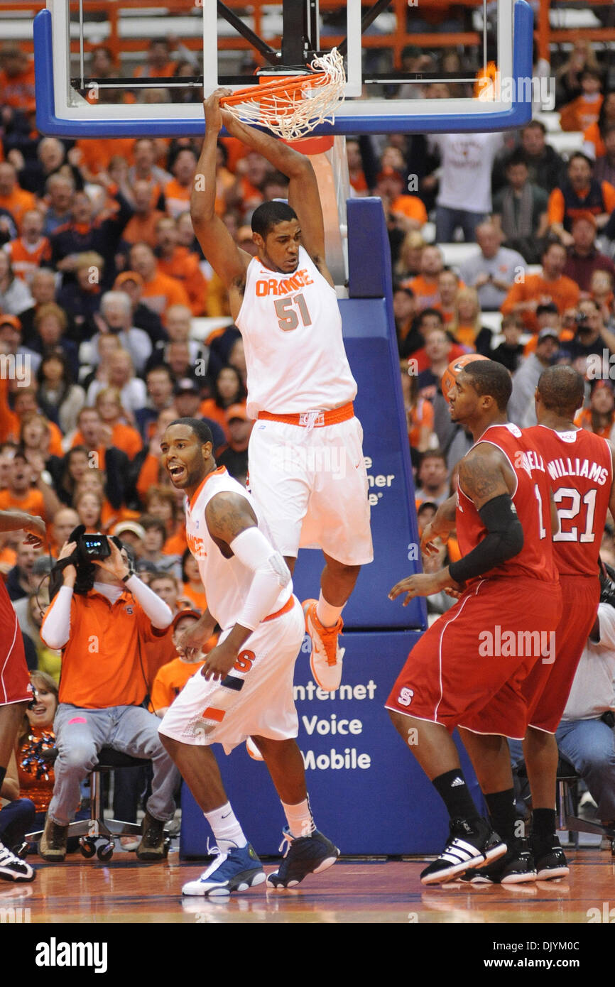 4. Dezember 2010 taucht Gericht zur Feier nach der Verbündeten-Oop Dunk von Syracuse Orange Center Fab Melo (51) in der ersten Hälfte gegen North Carolina State - Syracuse, New York, Vereinigte Staaten von Amerika - Syracuse Orange Garde Scoop Jardine (11). Syrakus führt North Carolina State 38-34 an der Hälfte bei der Carrier Dome in Syracuse, New York. (Kredit-Bild: © Michael Johnson/Süd Stockfoto