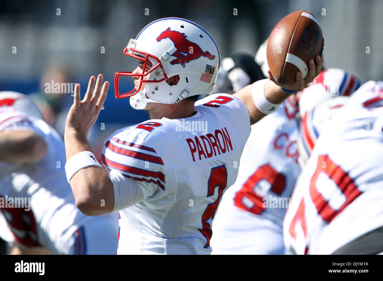 4. Dezember 2010 - Orlando, Florida, Vereinigte Staaten von Amerika -. SMU Mustangs quarterback Kyle Padron (2) Versuche, die ein Pass während der Konferenz USA Fußball-Europameisterschaft im Bright House Networks Stadion in Orlando, Florida statt.  UCF führt 10: 0 zur Halbzeit. (Kredit-Bild: © Don Montague/Southcreek Global/ZUMAPRESS.com) Stockfoto