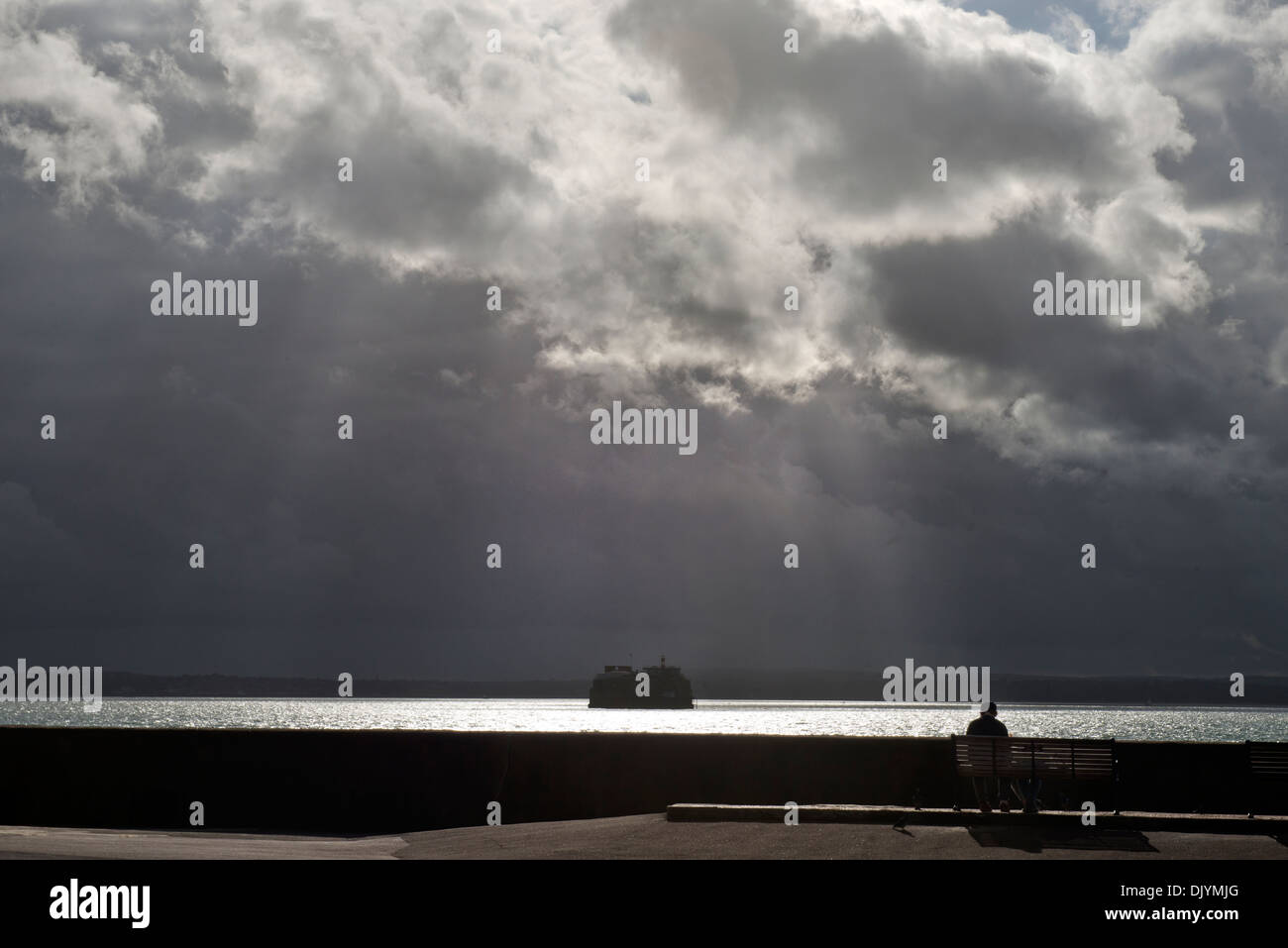 Eine einsame Person Uhren ein Sturm in Southsea, Portsmouth. Stockfoto