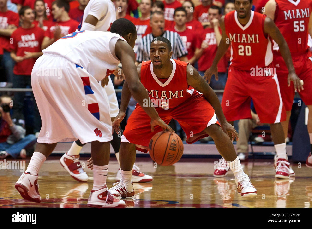 4. Dezember 2010 verteidigt - Dayton, Ohio, Vereinigte Staaten von Amerika - Miami (Oh) Redhawks Wache Quinten Rollins (2) Dayton Flyers Wache Juwan Staten (3) in der ersten Hälfte des Spiels zwischen Miami (OH) und Dayton in University of Dayton Arena, Dayton, Ohio.   Dayton besiegte Miami (OH) 70-58. (Kredit-Bild: © Scott Stuart/Southcreek Global/ZUMAPRESS.com) Stockfoto