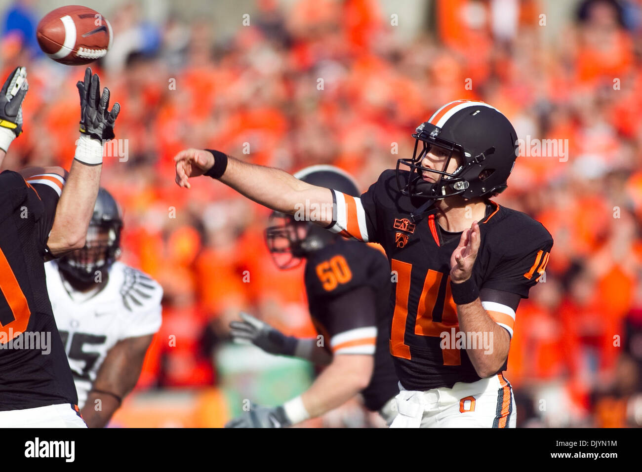 4. Dezember 2010 - Corvallis, Oregon, Vereinigte Staaten von Amerika - Oregon State Beavers Quarterback Cody Vaz (14) geht der Ball auf dem 114. jährliche Bürgerkrieg. UO besiegt OSU 37-20 im Spiel Orchesterprobe-Stadion in Corvallis Oregon. (Kredit-Bild: © Jimmy Hickey/Southcreek Global/ZUMAPRESS.com) Stockfoto