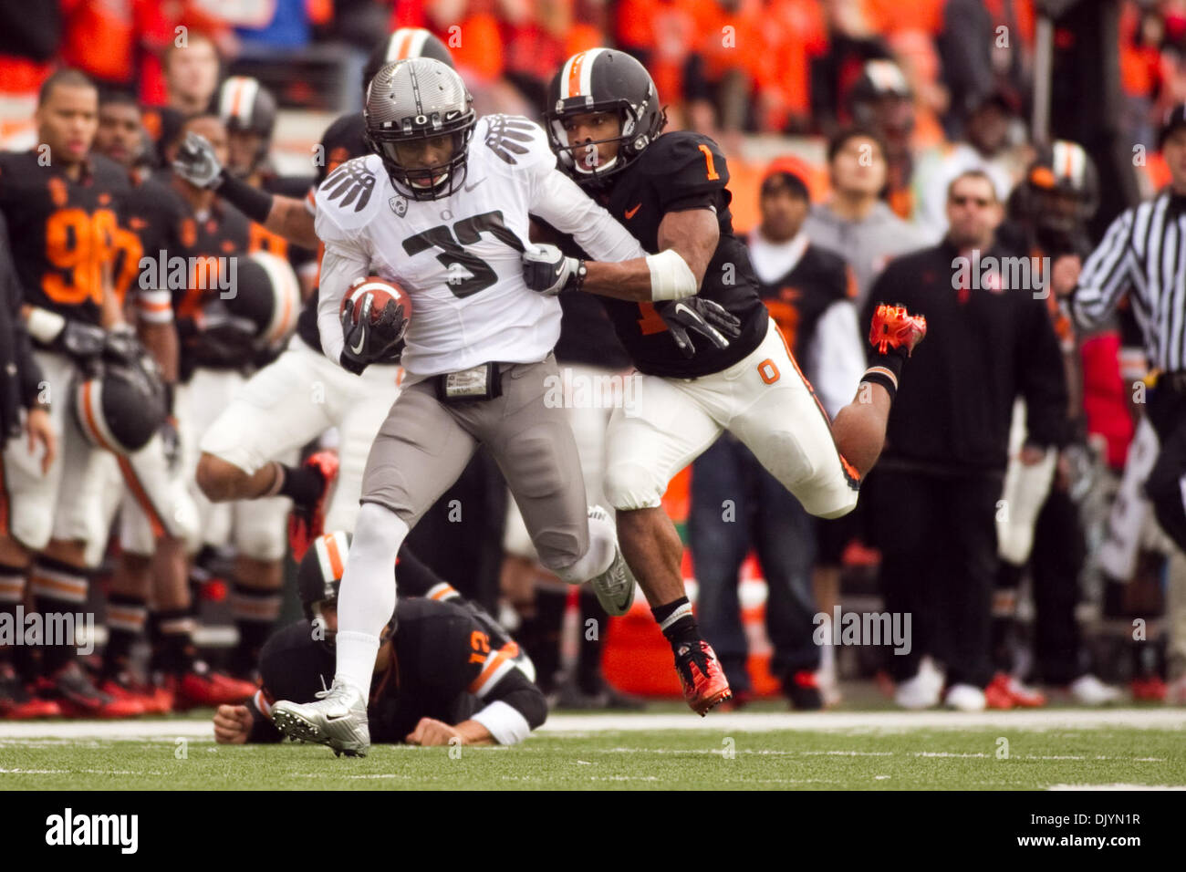 4. Dezember 2010 befasst sich - Corvallis, Oregon, Vereinigte Staaten von Amerika - Oregon State Beavers Runningback Jacquizz Rodgers (1) Oregon Ducks Cornerback Talmadge Jackson III (37) nach einer Interception in der 114. jährliche Bürgerkrieg. UO besiegt OSU 37-20 im Spiel Orchesterprobe-Stadion in Corvallis Oregon. (Kredit-Bild: © Jimmy Hickey/Southcreek Global/ZUMAPRESS.com) Stockfoto