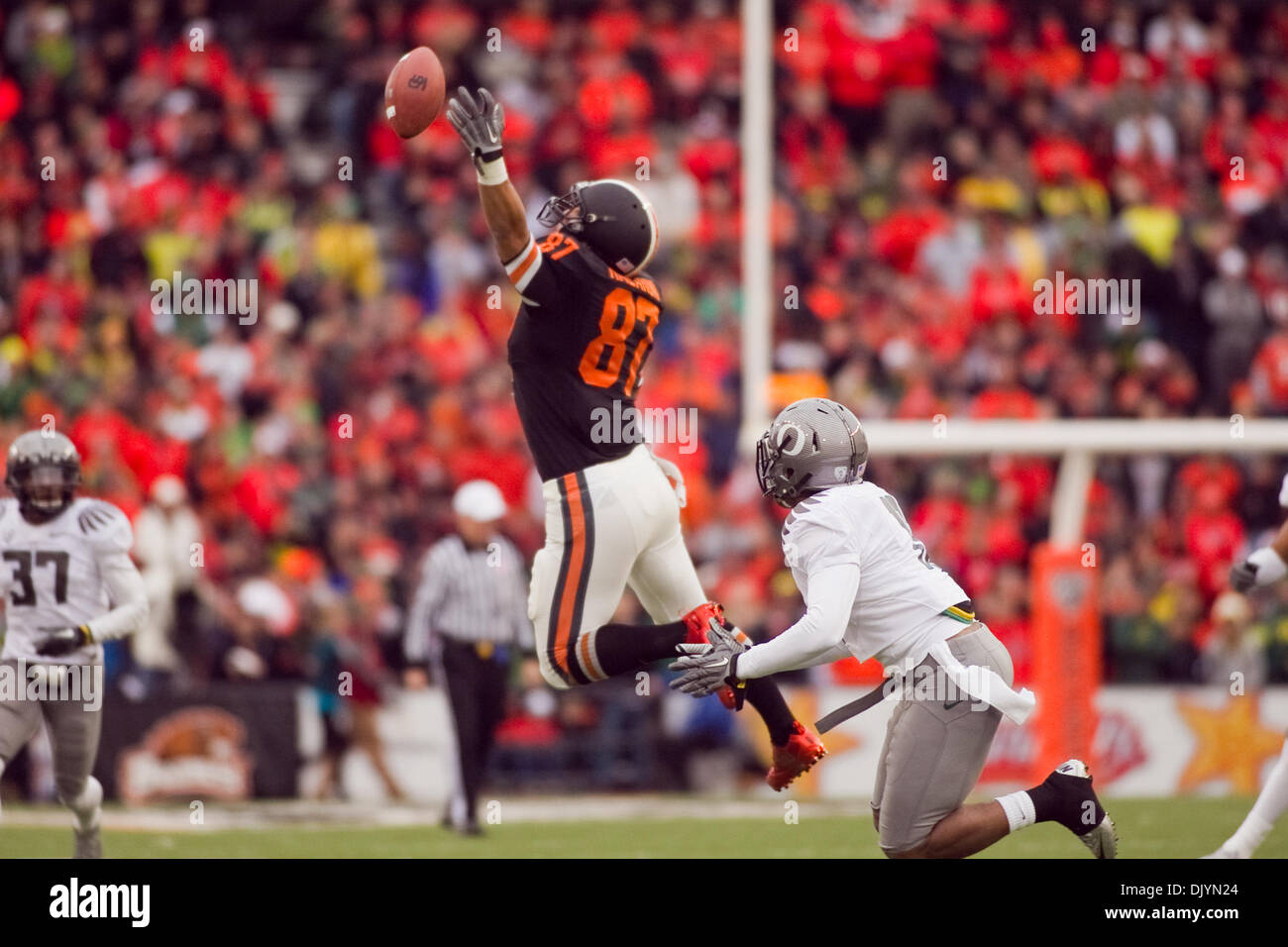 4. Dezember 2010 beenden - Corvallis, Oregon, Vereinigte Staaten von Amerika - Oregon State Beavers engen Joe Halahuni (87) springt für einen Pass an den 114. jährliche Bürgerkrieg. UO besiegt OSU 37-20 im Spiel Orchesterprobe-Stadion in Corvallis Oregon. (Kredit-Bild: © Jimmy Hickey/Southcreek Global/ZUMAPRESS.com) Stockfoto