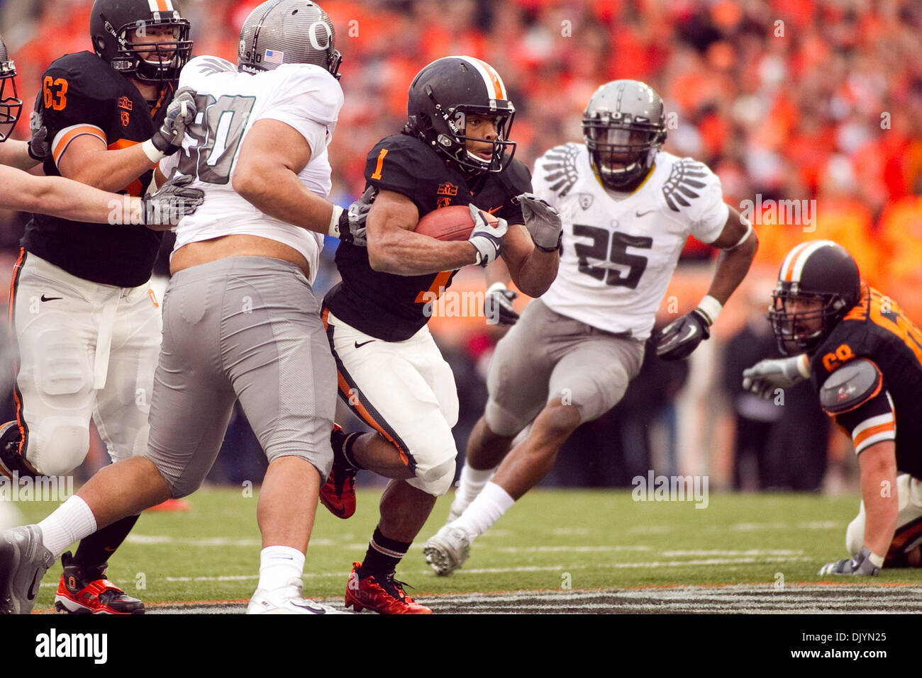 4. Dezember 2010 - Corvallis, Oregon, Vereinigte Staaten von Amerika - Oregon State Beavers Runningback Jacquizz Rodgers (1) läuft der Ball durch die harte Oregon Verteidigung auf dem 114. jährliche Bürgerkrieg. UO besiegt OSU 37-20 im Spiel Orchesterprobe-Stadion in Corvallis Oregon. (Kredit-Bild: © Jimmy Hickey/Southcreek Global/ZUMAPRESS.com) Stockfoto
