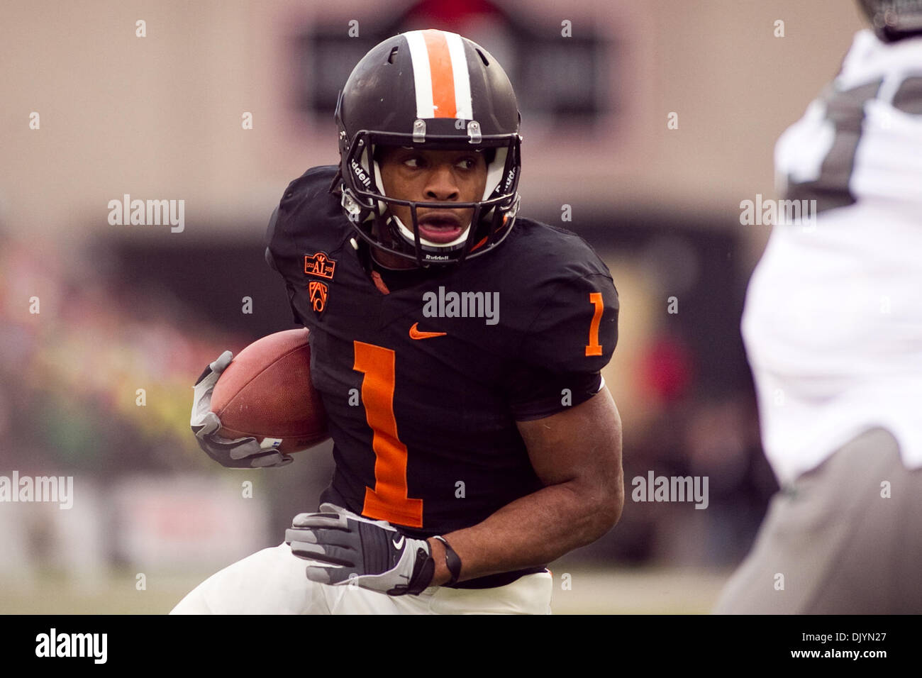 4. Dezember 2010 läuft - Corvallis, Oregon, Vereinigte Staaten von Amerika - Oregon State Beavers Runningback Jacquizz Rodgers (1) den Ball mit dem 114. jährliche Bürgerkrieg. UO besiegt OSU 37-20 im Spiel Orchesterprobe-Stadion in Corvallis Oregon. (Kredit-Bild: © Jimmy Hickey/Southcreek Global/ZUMAPRESS.com) Stockfoto
