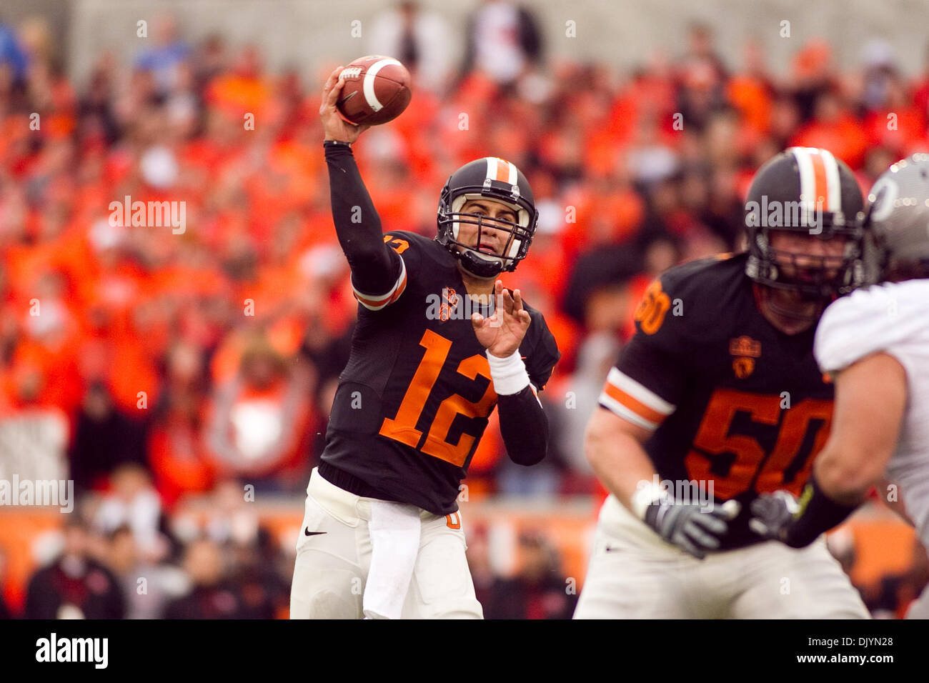 4. Dezember 2010 - Corvallis, Oregon, Vereinigte Staaten von Amerika - Oregon State Beavers Quarterback Ryan Katz (12) wirft das Ballat 114. jährliche Bürgerkrieg. UO besiegt OSU 37-20 im Spiel Orchesterprobe-Stadion in Corvallis Oregon. (Kredit-Bild: © Jimmy Hickey/Southcreek Global/ZUMAPRESS.com) Stockfoto