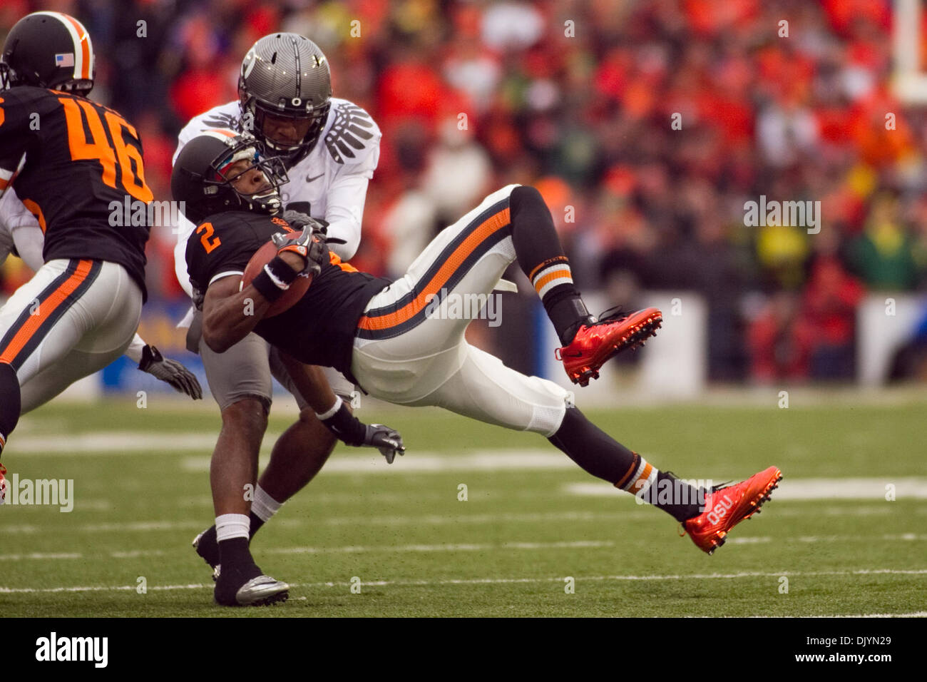 4. Dezember 2010 - Corvallis, Oregon, Vereinigte Staaten von Amerika - Oregon State Beavers Wide Receiver Markus Wheaton (2) bei der 114. jährliche Bürgerkrieg abgebaut wird. UO besiegt OSU 37-20 im Spiel Orchesterprobe-Stadion in Corvallis Oregon. (Kredit-Bild: © Jimmy Hickey/Southcreek Global/ZUMAPRESS.com) Stockfoto