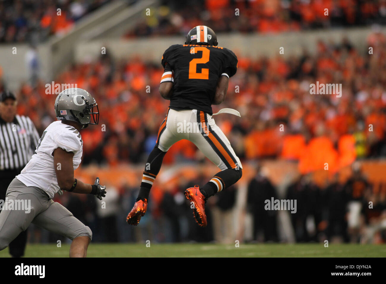 4. Dezember 2010 - Corvallis, Oregon, Vereinigte Staaten von Amerika - Oregon State Beavers Wide Receiver Markus Wheaton (2) springt in einen Pass an den 114. jährliche Bürgerkrieg zu fangen. UO besiegt OSU 37-20 im Spiel Orchesterprobe-Stadion in Corvallis Oregon. (Kredit-Bild: © Jimmy Hickey/Southcreek Global/ZUMAPRESS.com) Stockfoto